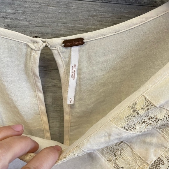 𝅺Free People White Canyon Rose High-Low Blouse sz small - Picture 3 of 4